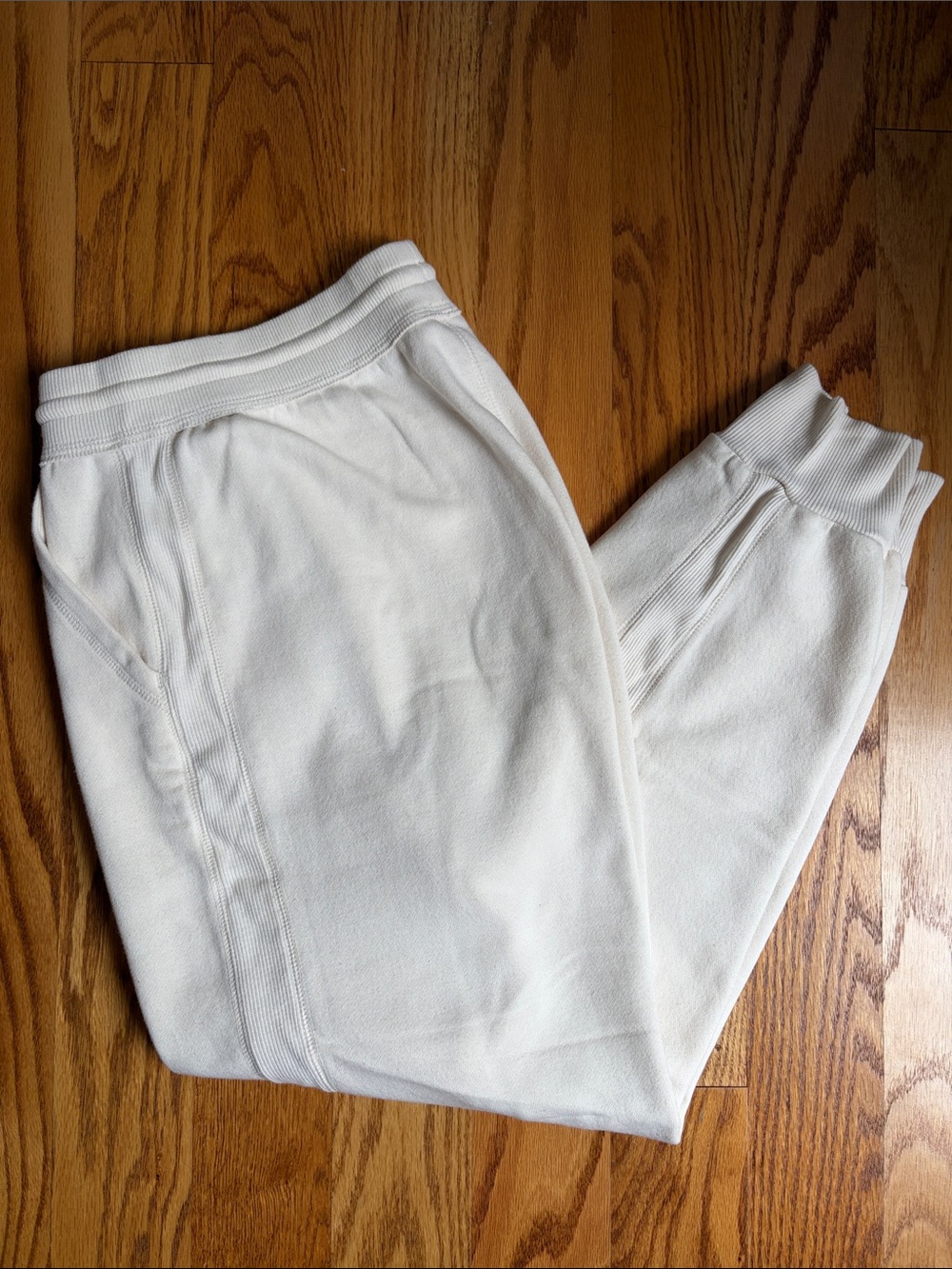 Universal Thread Women’s Cream Jogger Sweatpants. Size: Medium